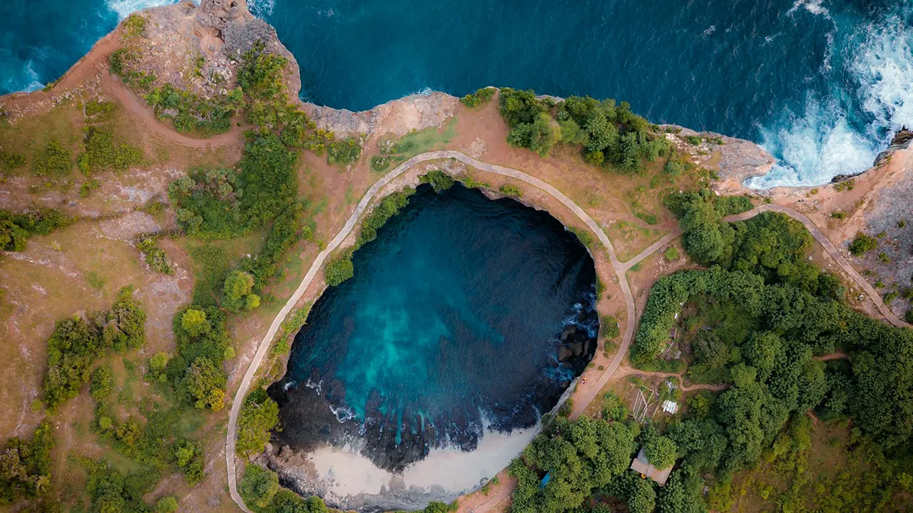 romantic places in bali – nusa penida beaches with crystal clear water and dramatic cliffs