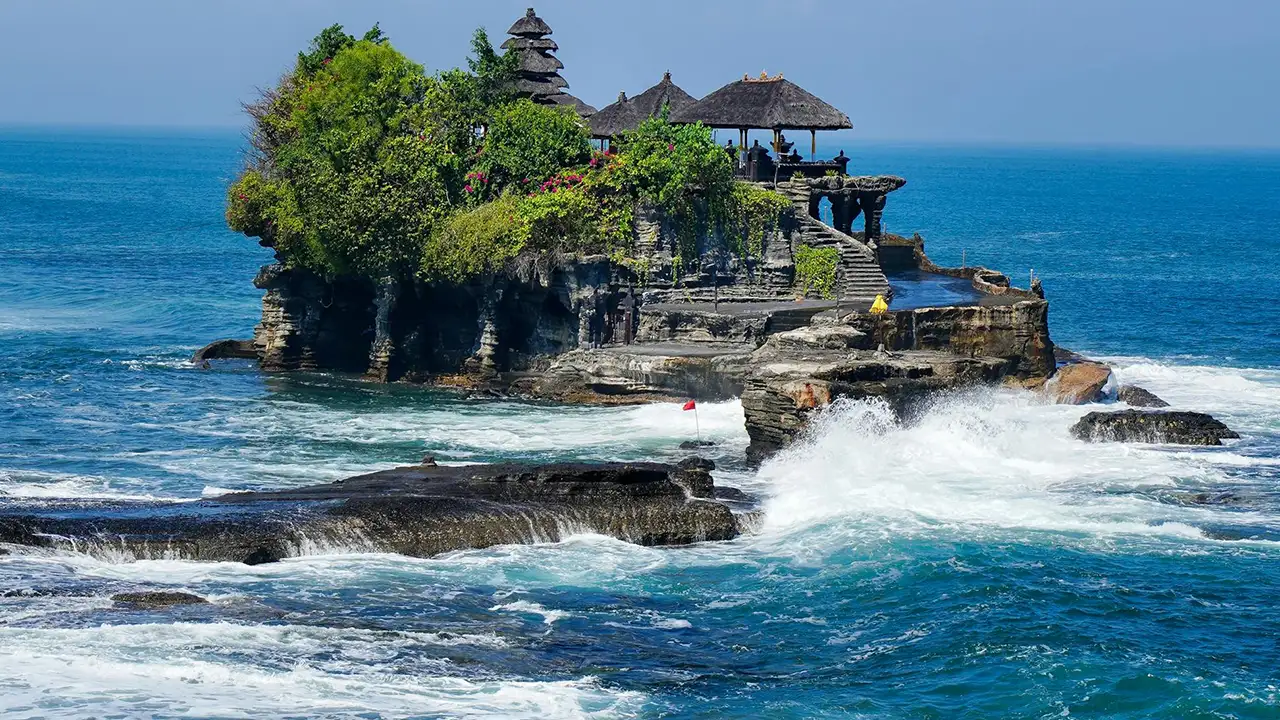 romantic places in bali – tanah lot temple sunset with iconic sea views and cultural charm