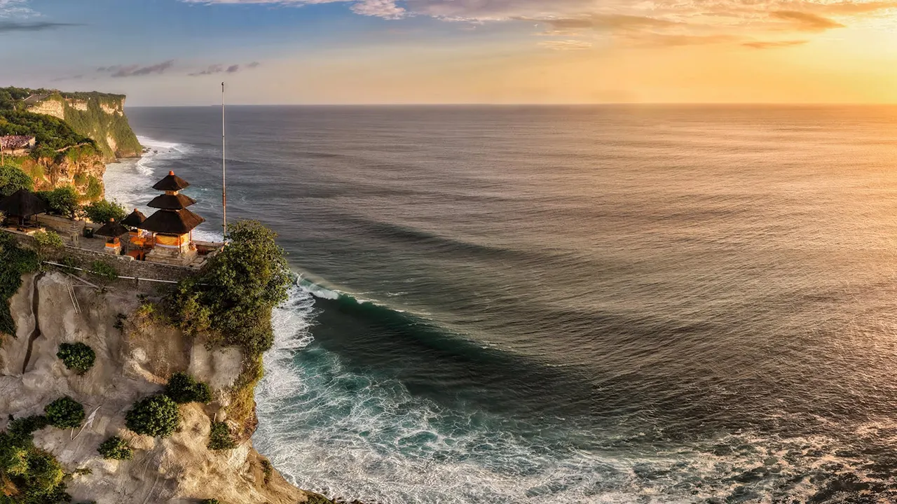 romantic places in bali – uluwatu cliff sunset views with dramatic ocean scenery