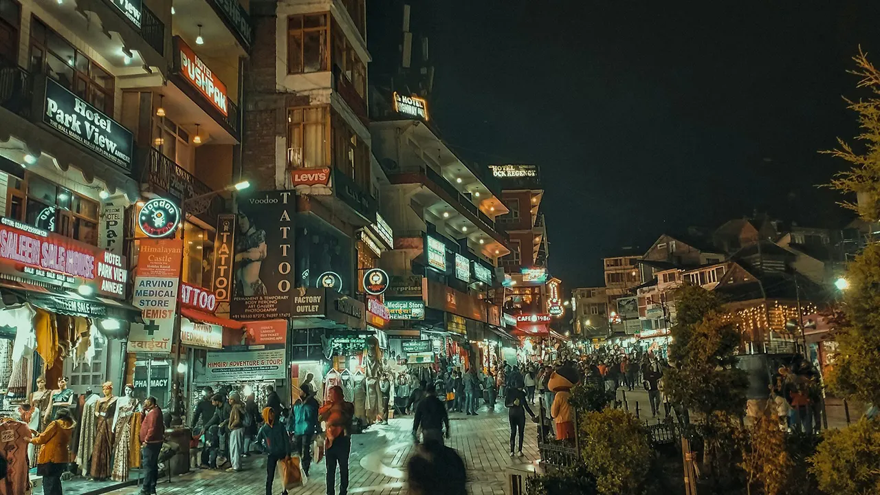 Manali Mall Road shopping and local sightseeing