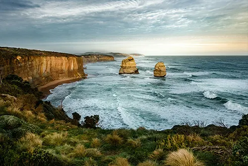 Great Ocean Road tourism highlighting coastal drives, cliffs, and scenic viewpoints