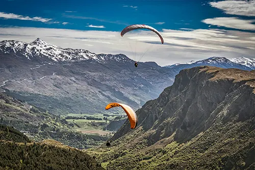 Queenstown tourism with skiing, adventure sports, and breathtaking alpine scenery