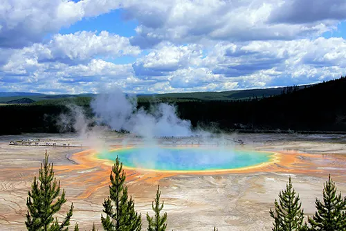 Yellowstone National Park tourism highlighting geysers, wildlife, and geothermal wonders