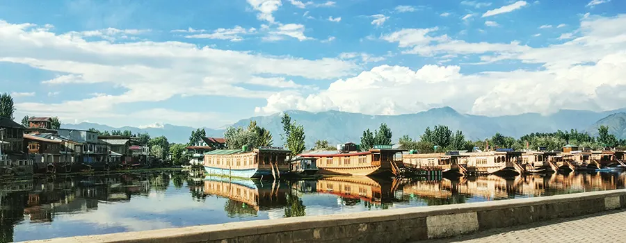 <?php echo Book Srinagar Kashmir Holiday with Houseboat Stay ?>
