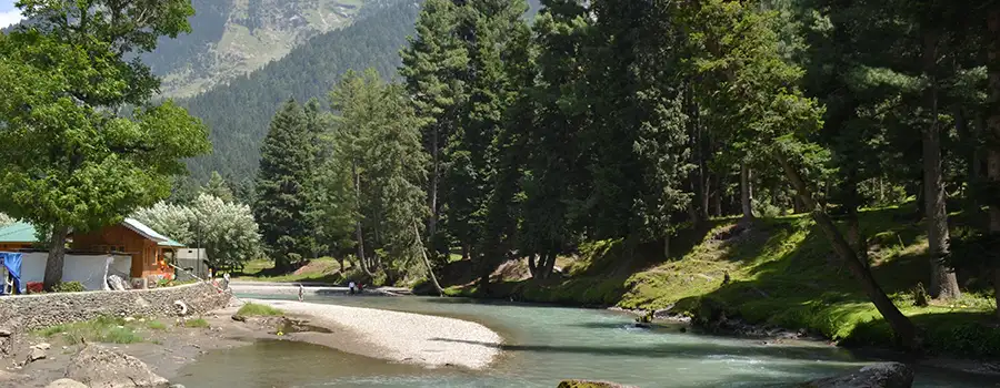 <?php echo Luxury Houseboat Stay In Kashmir with Dal Lake Views ?>