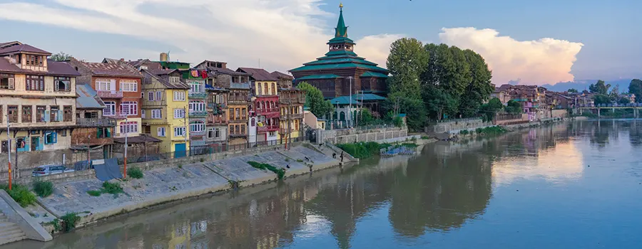 <?php echo Luxury Houseboat Experience Kashmir ?>