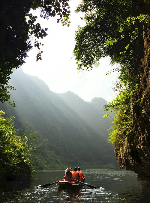 Ninh Binh travel exploring Trang An Hoa Lu heritage landscapes and scenic tourism attractions