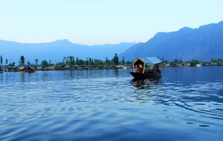Kashmir valley holiday tour in Srinagar with lakes gardens and mountain views