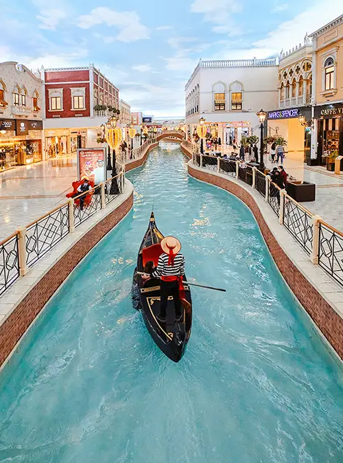 Tourism guide showcasing Qatar's iconic attractions, landmarks, and modern destinations